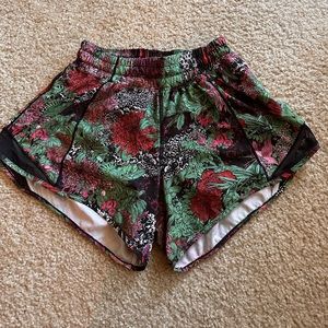 Lululemon Hotty Hot Short 2.5
